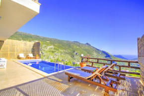 Kalkan'da Manzaralı ve Havuzlu, Taş Villa